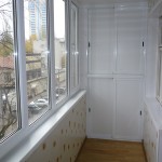 Белый красивый потолок на балконе из натяжного полотна