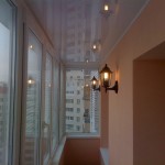 Классический вариант натяжного потолка для балкона в квартире