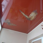Красный натяжной потолок с рисунком на балконе