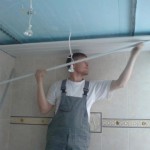Монтаж реечного потолка на балконе