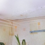 Течет потолок между панелей
