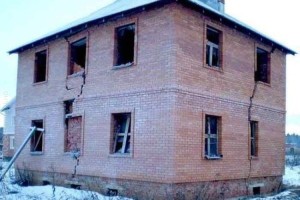 Трещины по всему дому