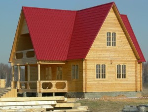 Деревянный дом с крышей из металлочерепицы