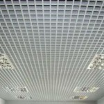 Реечный вид потолка для обустройства офиса