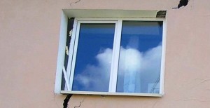Трещена возле окна