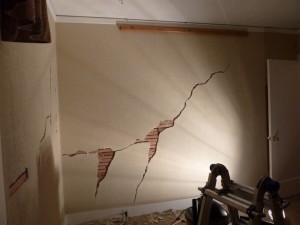 Трещена в комнате