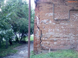 Разрушение стены дома