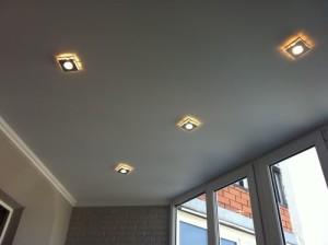 Аккуратный натяжной потолок установленный на балконе