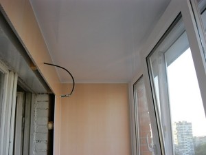 Балкон с современным потолком