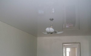 Белый красивый потолок для современного дизайна