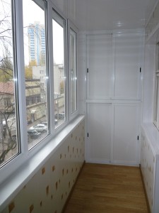 Белый красивый потолок на балконе из натяжного полотна