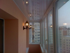 Глянцевый натяжной потолок для балкона