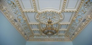 Классический потолок с узорами