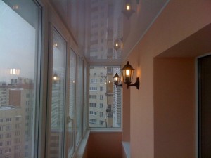 Классический вариант натяжного потолка для балкона в квартире