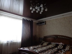 Коричневый темный потолок для спальни