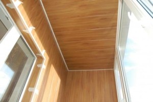 Красивые панели для потолка на балконе