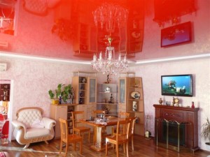 Красный потолок с лаковым покрытием