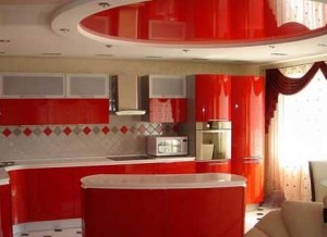Красный цвет для создания стильного потолка