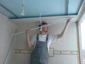 Монтаж реечного потолка на балконе