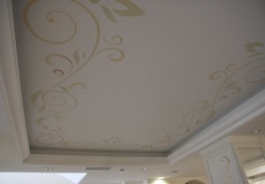 Натяжной потолок с золотыми узорами