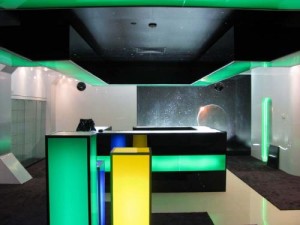Необычное использование черного потолка в интерьере