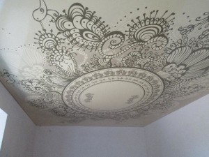 Нежные темные узоры на белом потолке