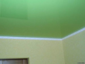 Однотонный холодны зеленый цвет потолка