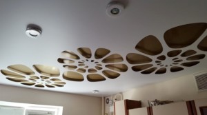 Оригинальный натяжной потолок с яркими узорами