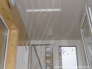 Потолочная сушилка для одежды на балконе