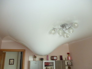 Протекает натяжной потолок