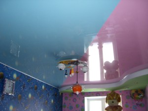 Разноцветный потолок для зонирования