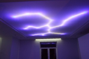 Синий потолок с оригинальной подсветкой
