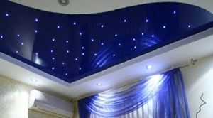 Синий потолок с точечными светильниками