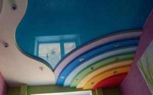 Сочетание ярких цветов на разноцветном потолке