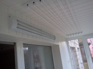 Сушилка на потолке балкона