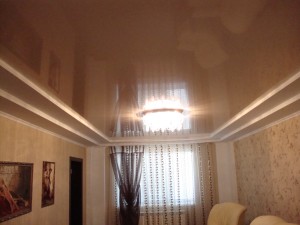 Светлый коричневый потолок