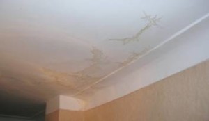 Из потолка течет вода